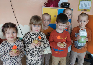 dzieci pozują do zdjęcia, trzymają w rękach ziemniaka