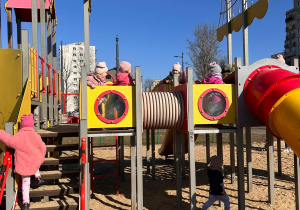 dzieci na placu zabaw