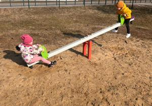 dzieci na placu zabaw