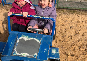 dzieci na placu zabaw