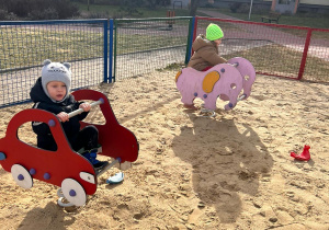 dzieci na placu zabaw