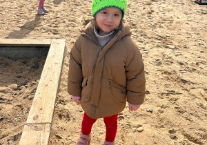 dziewczynka pozuje do zdjęcia