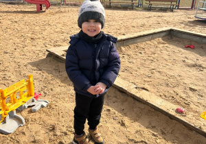 chłopiec pozuje do zdjęcia