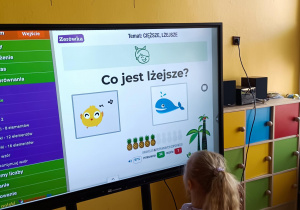 dziewczynka przed ekranem