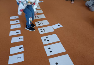 dopasowywanie cyfr do ilości kropek