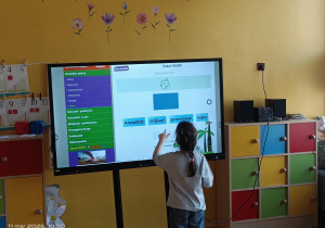 dziecko zaznacza na ekranie właściwą odpowiedź