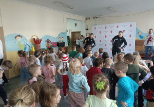 Dzieci ćwiczą wspólnie z piłkarzami