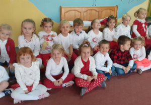 dzieci ubrane na biało czerwono