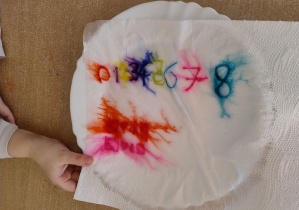 rozmazane kolorowe cyfry