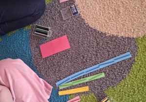 paski z patyczkami na dywanie