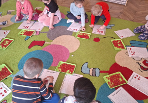 dzieci grają w oparach w grę z guzikami