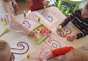 ozdabianie cyfr kolorowymi ścinakami z papieru