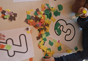 ozdabianie kolorowym papierem cyfr