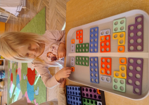 dziewczynka układa klocki w symetrii