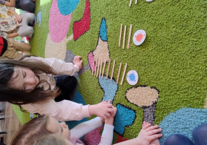 dziewczynki układają patyczki