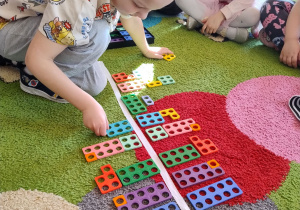 chłopiec układa klocki symetrycznie