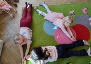 dziewczynki układają się w kształt trójkąta