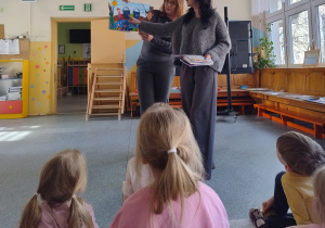 Pani dyrektor prezentuje grę z nauczycielem