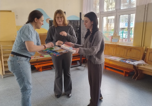 panie wręczają nagrodę wychowawcy laureata