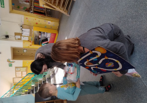 wręczenie nagrody chłopcu