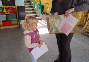 dziewczynka z panią dyrektor i grą planszową