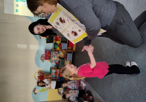 gratulacje dla dziewczynki od pani dyrektor