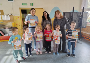 pani dyrektor z uczestnikami konkursu