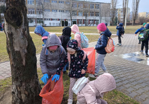 dzieci zbierają odpady