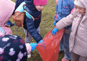 dzieci z workiem na odpady