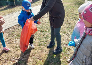dzieci z workiem na odpady