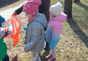 dzieci z workiem na odpady