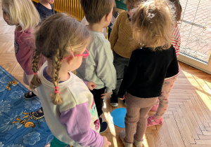 dzieci stoją przy kole