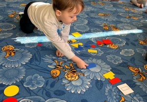 chłopiec segreguje figury geometryczne