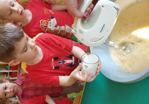 chłopiec wsypuje cukier