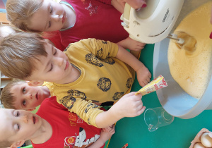 chłopiec wsypuje cukier waniliowy