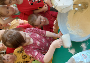 Dziewczynka wsypuje mąkę