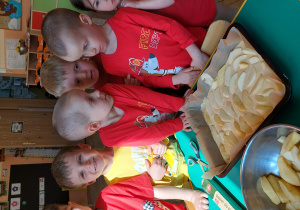 sześcioro dzieci przed surowym ciastem z jabłkami