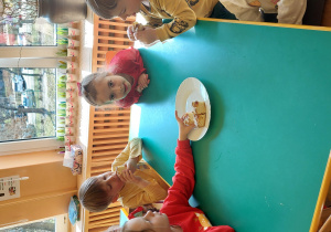 dzieci próbują ciasta