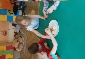 dzieci częstują się ciastem