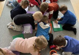 dzieci podczas wizyty w bibliotece