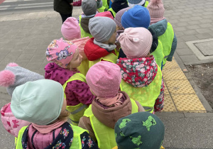 dzieci przechodzą przez pasy