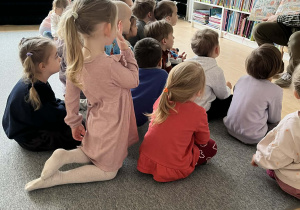 dzieci podczas wizyty w bibliotece