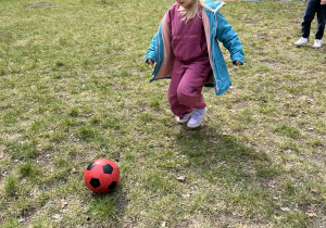 dziewczynka kopie piłkę