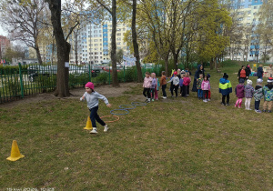 dziewczynka pokonuje tor przeszkód