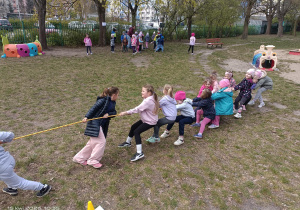 dzieci ciągną linę