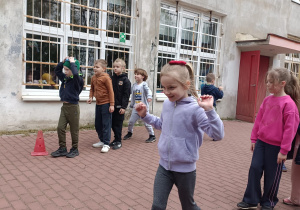 dzieci idą z woreczkiem na głowie