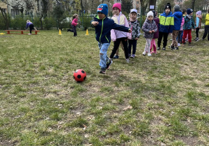 chłopiec kopie piłkę