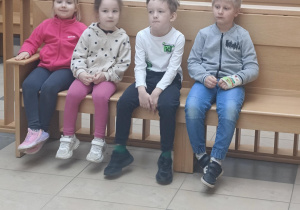 czworo dzieci siedzi