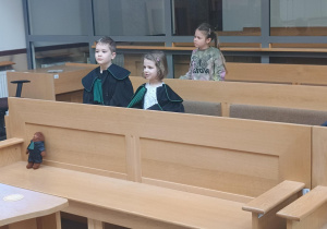 dwoje dzieci w togach