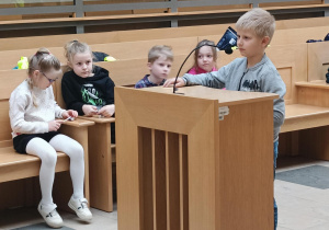 chłopiec soi przy mikrofonie